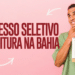 Jovem de camiseta verde segura calendário de setembro 2021 com datas marcadas em X ao lado de texto sobre processo seletivo na Bahia