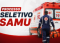 Profissional do SAMU de costas, uniformizado em azul, caminhando em direção à ambulância vermelha e branca