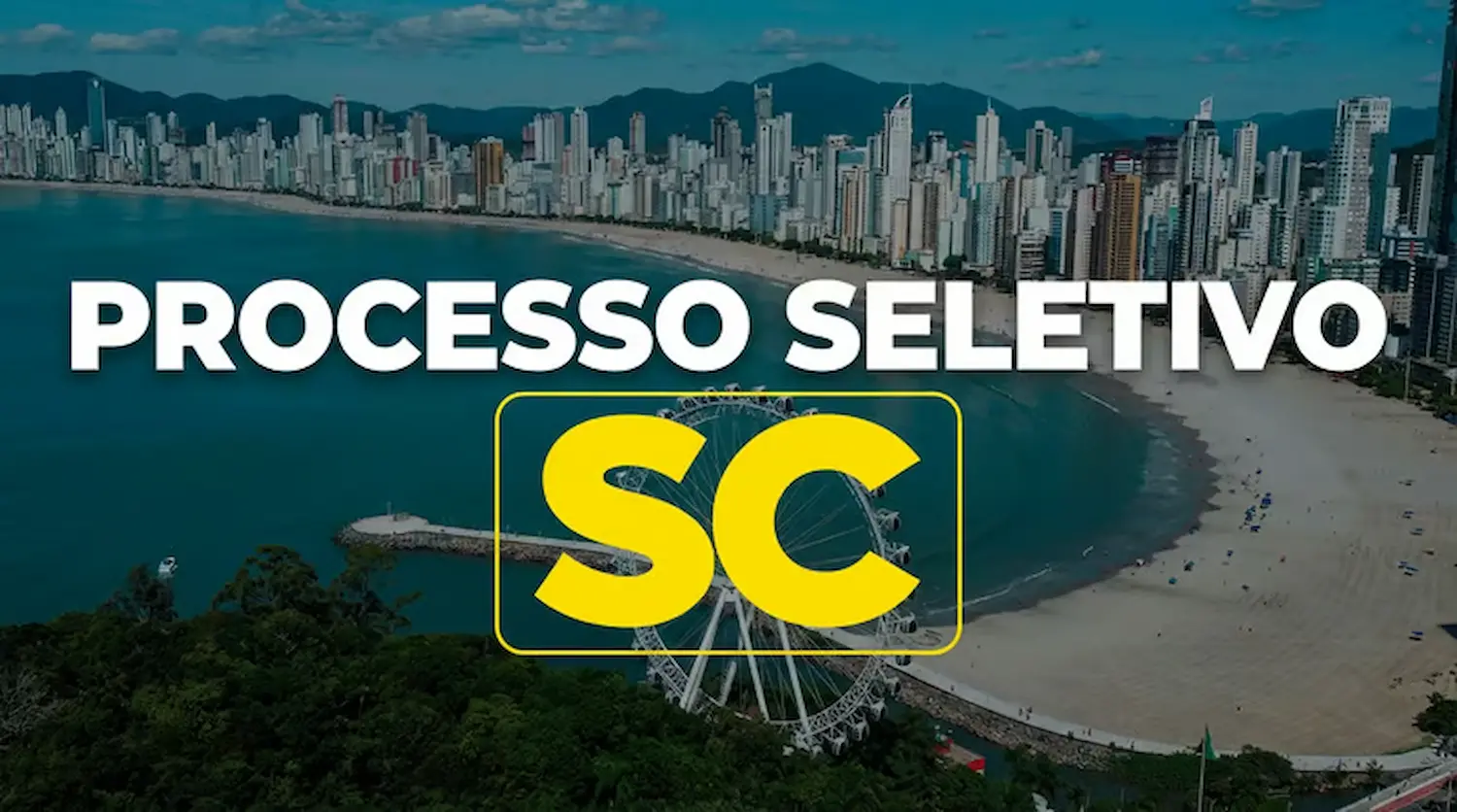 Vista panorâmica de uma praia de Santa Catarina com o texto 'PROCESSO SELETIVO SC' em destaque, e informações sobre as inscrições.