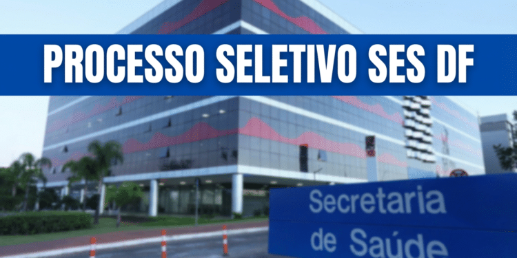 Sede da Secretaria de Saúde do DF com banner azul indicando processo seletivo SES DF 2026