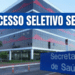 Sede da Secretaria de Saúde do DF com banner azul indicando processo seletivo SES DF 2026