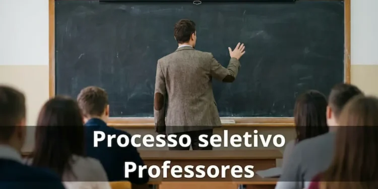 Professor escrevendo em quadro em sala de aula durante processo seletivo público.