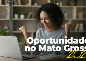 Mulher comemorando aprovação em processo seletivo da Prefeitura de Mato Grosso com vagas em educação e saúde.