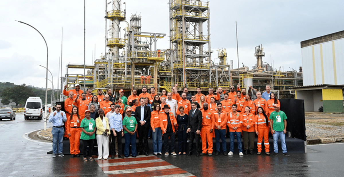 Profissionais da Petrobras reunidos em frente à refinaria durante o concurso Petrobras