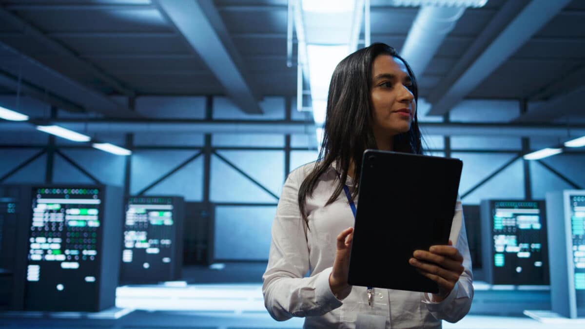 Profissional de ciência de dados trabalhando em data center com tablet