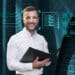 Profissional de tecnologia e dados com interface de análise digital em 2026