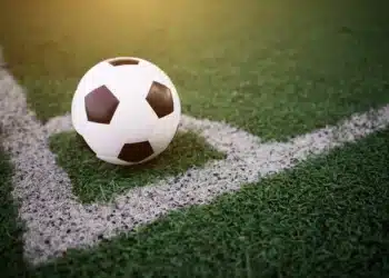 Bola de futebol em campo, próxima à linha de marcação, representando as várias oportunidades de atuação no futebol além dos jogadores.