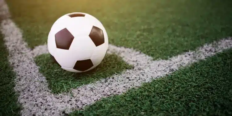 Bola de futebol em campo, próxima à linha de marcação, representando as várias oportunidades de atuação no futebol além dos jogadores.