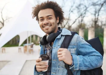 Jovem estudante do ensino médio com mochila e café, representando oportunidades de estágio em São Paulo