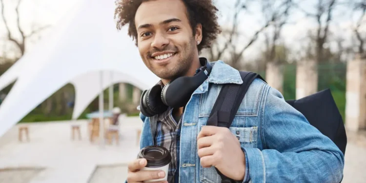 Jovem estudante do ensino médio com mochila e café, representando oportunidades de estágio em São Paulo