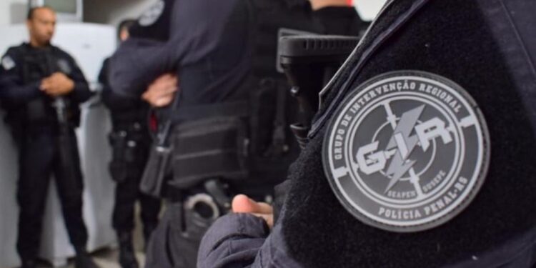 Agentes da Polícia Penal RS com patch do GIR/SEAPEN