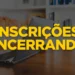 Banner informativo sobre inscrições para vagas de Motorista e Professor na Prefeitura de Quitandinha, Paraná, com a mensagem 'Inscrições encerrando' e data final em 27 de abril.