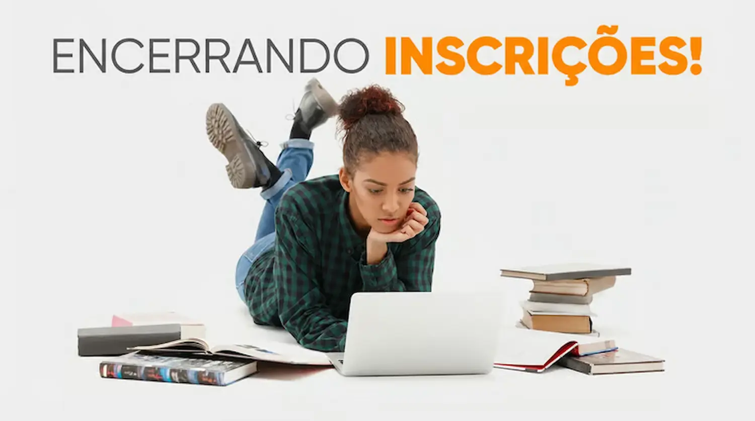 Mulher estudando em frente ao computador, lembrando sobre o encerramento das inscrições para o processo seletivo da Prefeitura de Campo Grande.