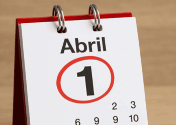 Calendário com o dia 1 de abril destacado, representando a Quinta-feira Santa.