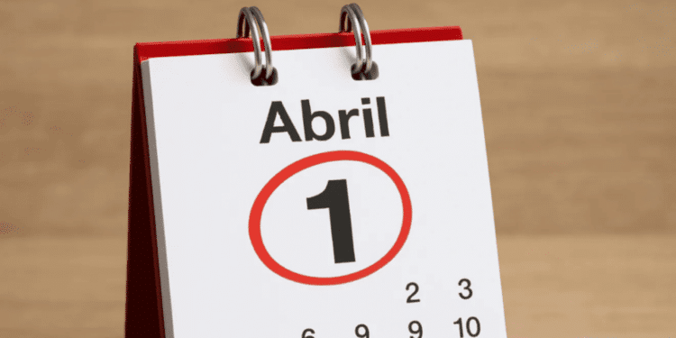 Calendário com o dia 1 de abril destacado, representando a Quinta-feira Santa.