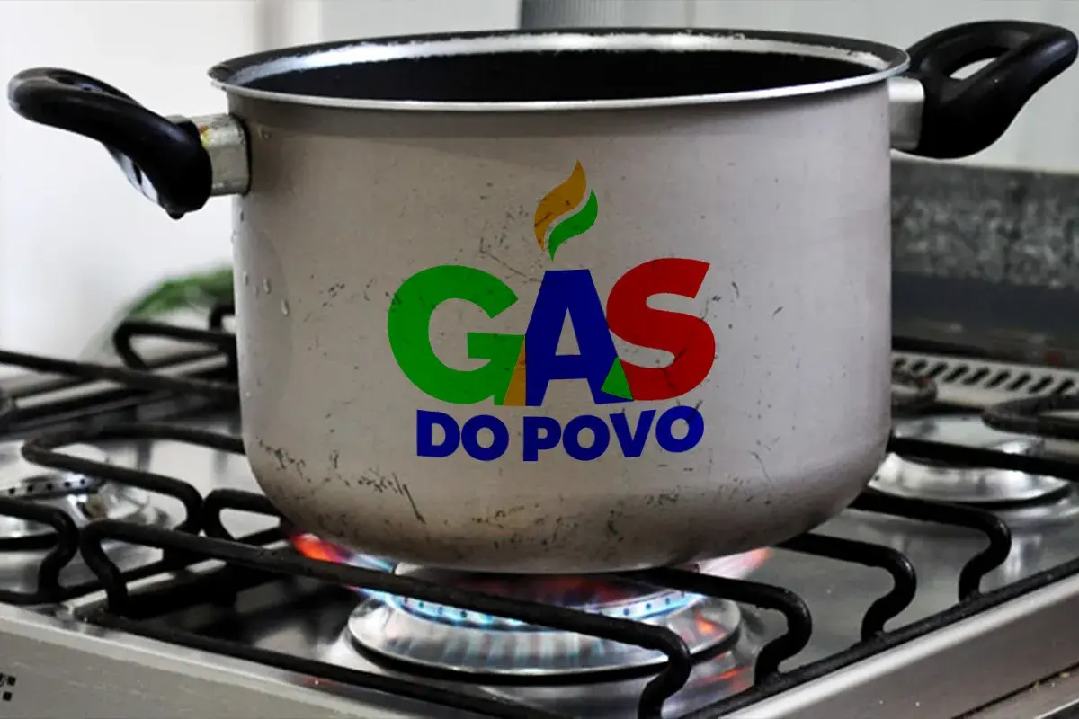 Uma panela com o logo do 'Gás do Povo' sobre uma chama, representando o possível reajuste no valor do benefício.