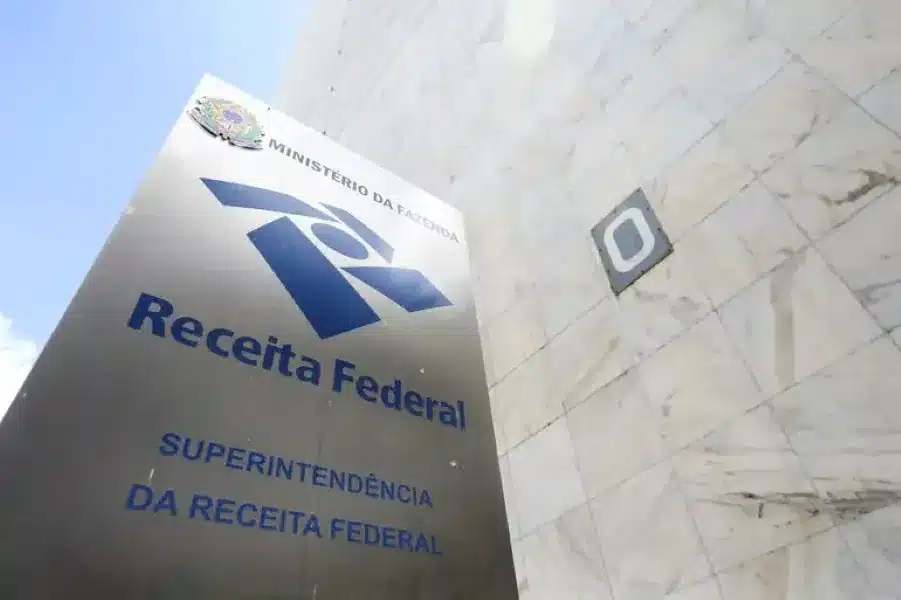 Prédio da Receita Federal com placa institucional representando comunicado oficial sobre o Pix
