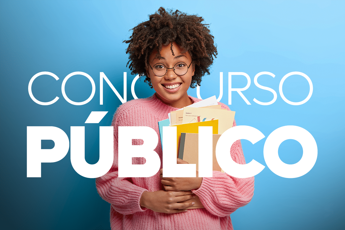 Jovem negra de óculos e suéter rosa segura livros e documentos com texto "Concurso Público" ao fundo azul