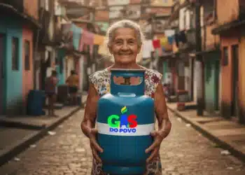 Gás do Povo 2026: idosa segura botijão de gás em comunidade com logo do programa