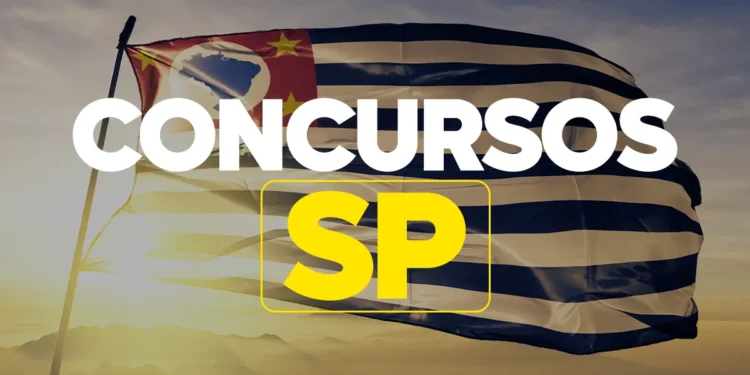 Bandeira oficial do estado de São Paulo hasteada e balançando ao vento com céu em tons de entardecer ao fundo