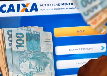 Caixa eletrônico exibindo opção de saque com notas de real, ilustrando prazo final para retirada de até R$ 6.220.