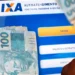 Caixa eletrônico exibindo opção de saque com notas de real, ilustrando prazo final para retirada de até R$ 6.220.
