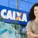 Fachada da Caixa Econômica Federal com uma pessoa sorrindo e segurando dinheiro em notas de 100 reais, representando o saque de R$ 6.220 disponível para CPFs com finais 0 a 9.