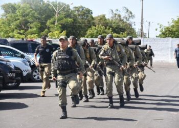 Tropa da Polícia Militar do Piauí em formação de instrução realizando treinamento tático com fardamento operacional