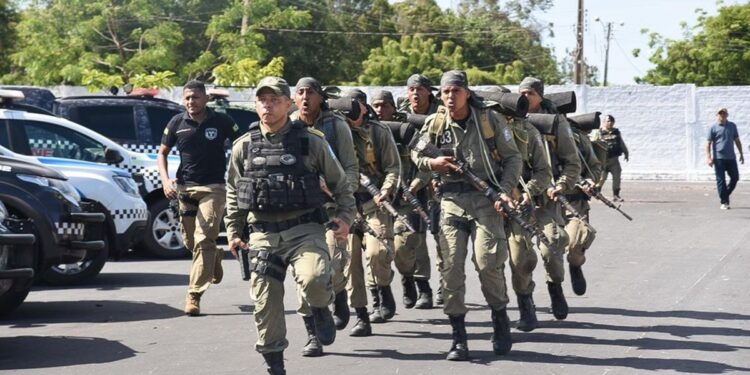 Tropa da Polícia Militar do Piauí em formação de instrução realizando treinamento tático com fardamento operacional