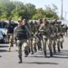 Tropa da Polícia Militar do Piauí em formação de instrução realizando treinamento tático com fardamento operacional