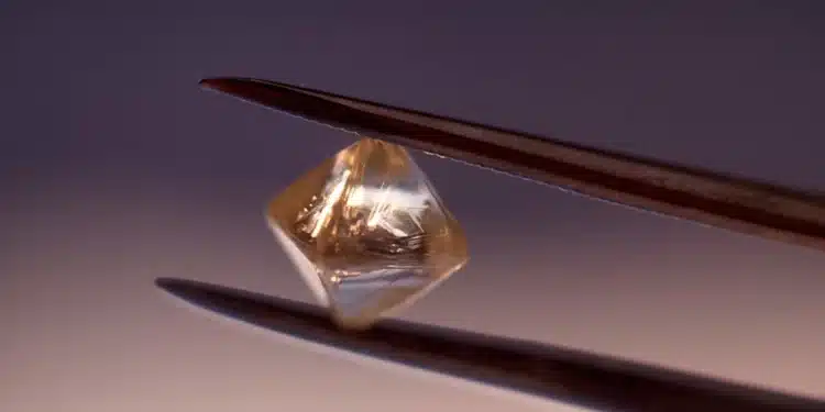 Protótipo de bateria de diamante usada em pesquisa de energia nuclear de longa duração.