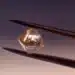 Protótipo de bateria de diamante usada em pesquisa de energia nuclear de longa duração.