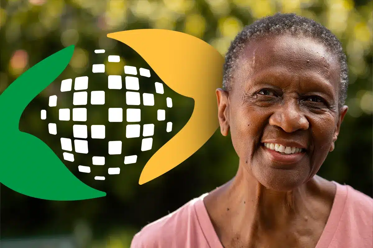 Imagem de uma mulher sorridente com fundo desfocado e logotipo do INSS, representando o segurado no processo de teleperícia.