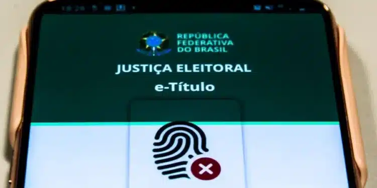 Foto do aplicativo e-Título da Justiça Eleitoral mostrando o alerta de 'Biometria não coletada', representando o prazo para eleitores regularizarem sua situação antes das eleições.