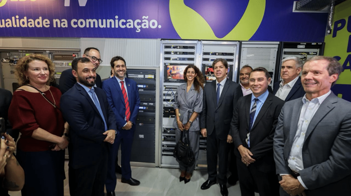 Grupo de autoridades e representantes do setor de comunicação reunidos durante evento de lançamento da TV 3.0 no Brasil, diante de equipamentos de transmissão