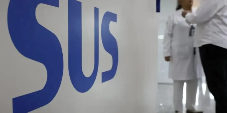 Logo do SUS com profissionais de saúde, destacando o atendimento público e a possibilidade de ajuda de custo para tratamento fora da cidade.