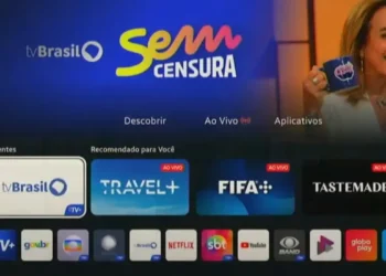 Tela de televisão exibindo interface integrada da TV 3.0 com acesso a canais abertos, aplicativos de streaming e serviços sob demanda