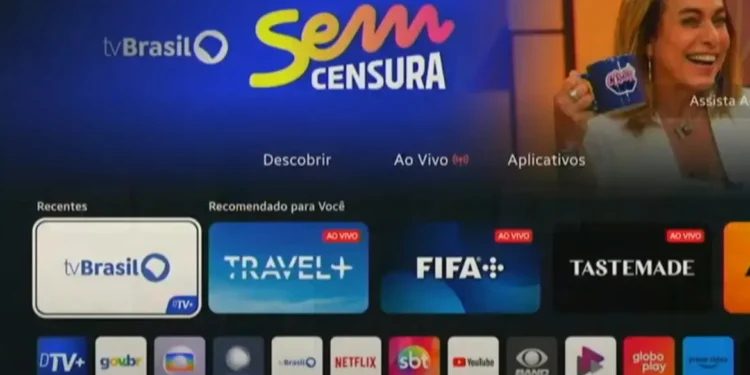 Tela de televisão exibindo interface integrada da TV 3.0 com acesso a canais abertos, aplicativos de streaming e serviços sob demanda