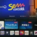 Tela de televisão exibindo interface integrada da TV 3.0 com acesso a canais abertos, aplicativos de streaming e serviços sob demanda