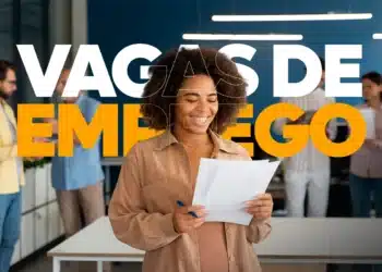 Mulher sorrindo ao analisar documentos em ambiente corporativo com destaque para vagas de emprego