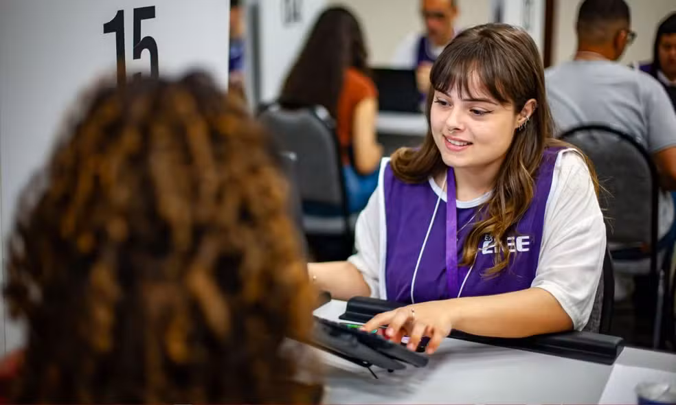 Estudantes acessando oportunidades de estágio divulgadas pelo CIEE com vagas disponíveis em São Paulo e região de Jundiaí.