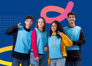 Grupo de jovens sorrindo representando estudantes em busca de vagas de estágio oferecidas pelo CIEE.