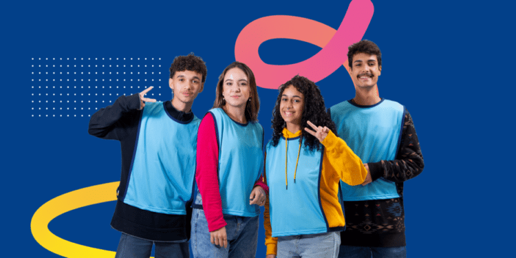 Grupo de jovens sorrindo representando estudantes em busca de vagas de estágio oferecidas pelo CIEE.