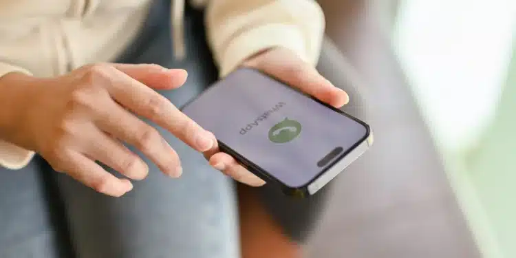 Pessoa segurando smartphone com chamada do WhatsApp, ilustrando risco de exposição de localização durante ligações