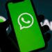 Tela de celular exibindo o logo do WhatsApp, ilustrando mudança de compatibilidade em Androids antigos.