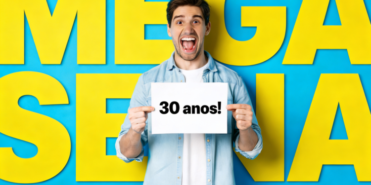 Homem jovem sorrindo segura placa "30 anos!" com fundo azul e letras amarelas "MEGA SENA".