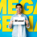 Homem jovem sorrindo segura placa "30 anos!" com fundo azul e letras amarelas "MEGA SENA".