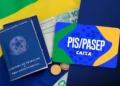 Carteira de Trabalho, dinheiro e cartão PIS/Pasep da Caixa.