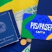 Carteira de Trabalho, dinheiro e cartão PIS/Pasep da Caixa.