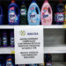 Prateleira de supermercado com frascos da marca Ypê e aviso da Anvisa sobre recolhimento por risco de contaminação.